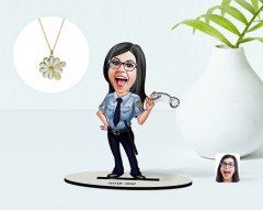 Kişiye Özel Kadın Polis Karikatürlü 3D Ahşap Biblo ve İsimli Tarihli Papatya Kolye Seti-1
