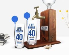 Kişiye Özel Renkli Baskılı Life Begins At 40 Tasarımlı İkili Vodka Bardağı ve Ahşap Vodka Standı Hediye Seti-1