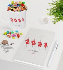 BK Gift Kişiye Özel 2023 Mutlu Yıllar Beyaz Defter Kalem Kupa ve Haribo Şeker Hediye Seti-2