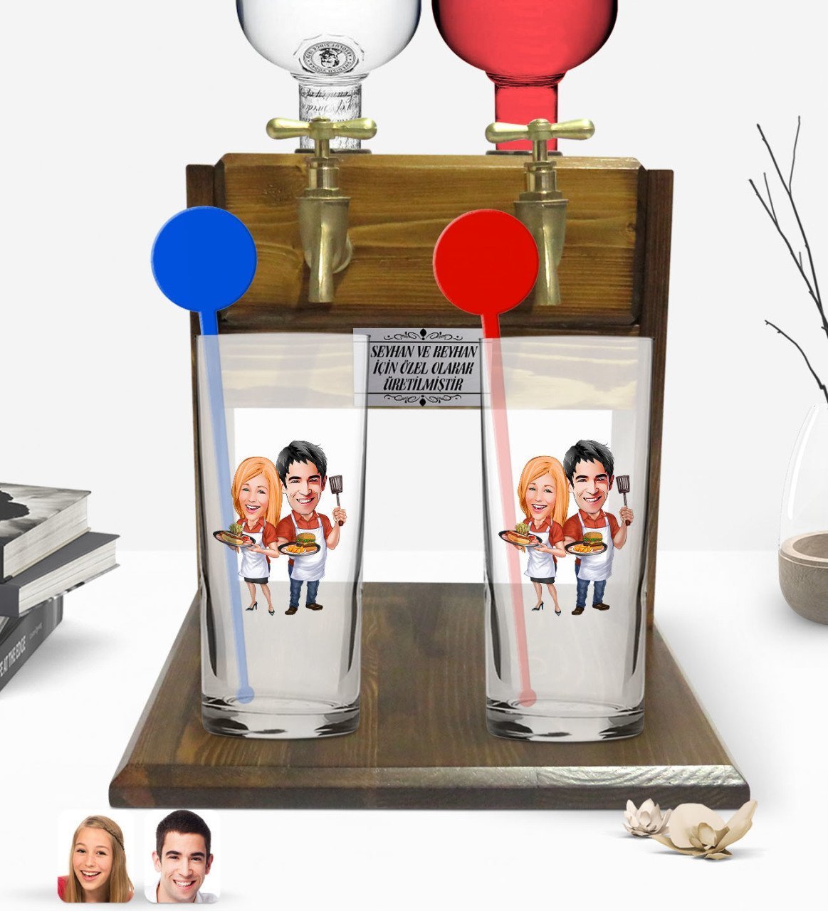 Kişiye Özel Renkli Baskılı Sevgililer Karikatürlü İkili Vodka Bardağı ve Çift Musluklu Doğal Ahşap Vodka Standı-57