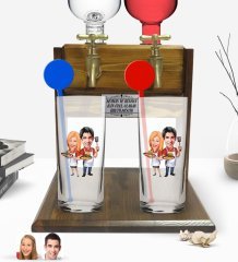 Kişiye Özel Renkli Baskılı Sevgililer Karikatürlü İkili Vodka Bardağı ve Çift Musluklu Doğal Ahşap Vodka Standı-57