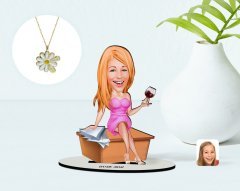 Kişiye Özel Kadın Patron Karikatürlü 3D Ahşap Biblo ve İsimli Tarihli Papatya Kolye Seti-7