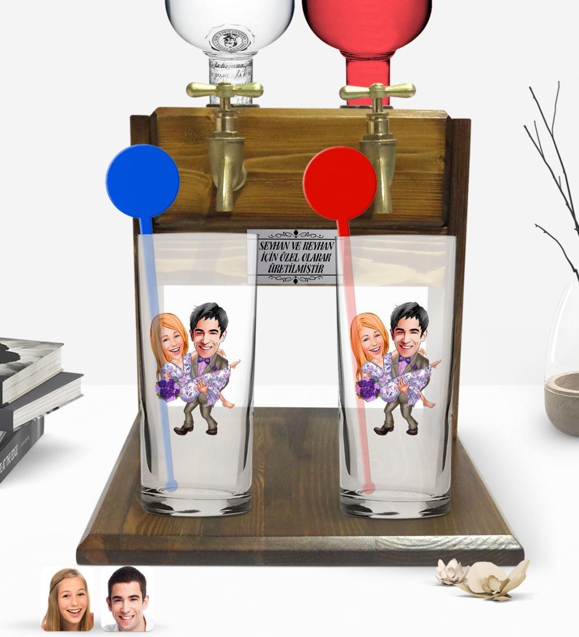Kişiye Özel Renkli Baskılı Sevgililer Karikatürlü İkili Vodka Bardağı ve Çift Musluklu Doğal Ahşap Vodka Standı-56