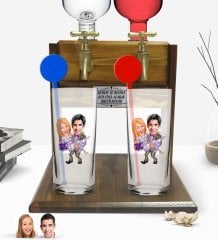 Kişiye Özel Renkli Baskılı Sevgililer Karikatürlü İkili Vodka Bardağı ve Çift Musluklu Doğal Ahşap Vodka Standı-56
