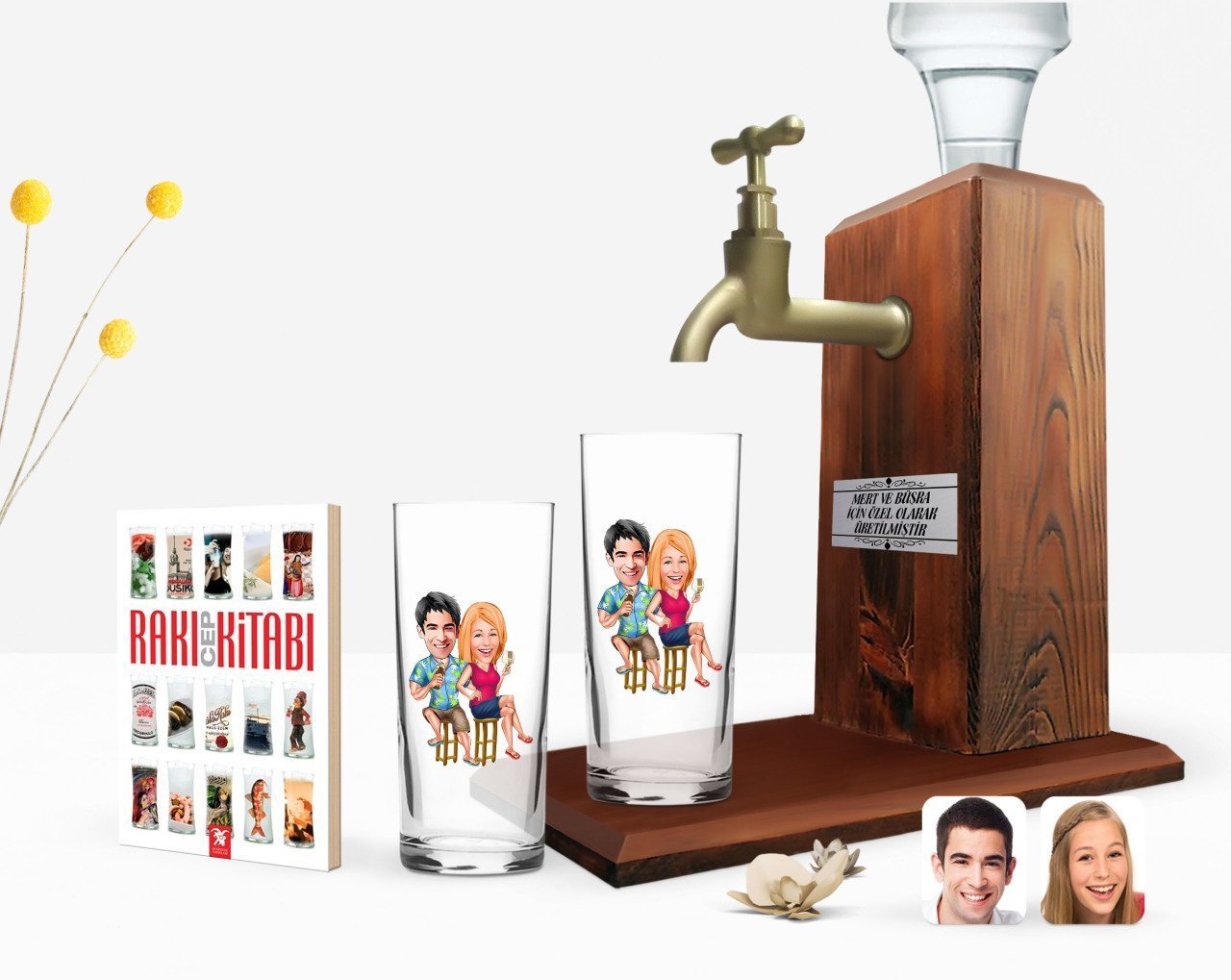Kişiye Özel Renkli Baskılı Sevgililer Karikatürlü İkili Rakı Bardağı Ahşap Rakı Standı ve Cep Kitabı Hediye Seti-51
