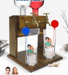 Kişiye Özel Renkli Baskılı Sevgililer Karikatürlü İkili Vodka Bardağı ve Çift Musluklu Doğal Ahşap Vodka Standı-55