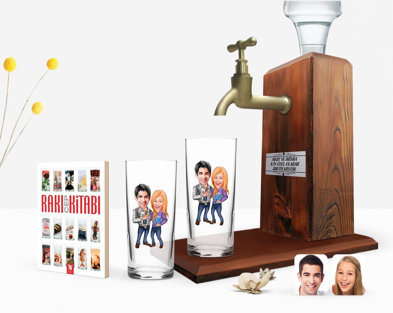 Kişiye Özel Renkli Baskılı Sevgililer Karikatürlü İkili Rakı Bardağı Ahşap Rakı Standı ve Cep Kitabı Hediye Seti-50