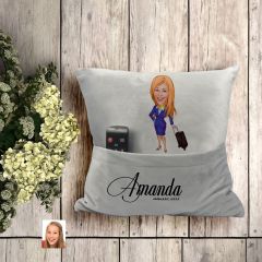 BK Gift Kişiye Özel Hostes Karikatür Tasarımlı Organizer Kumanda ve Atıştırmalık Cepli Gri Kırlent Yastık-2 Arkadaşa Hediye, Cepli Yastık