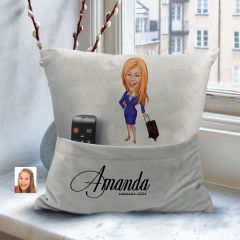 BK Gift Kişiye Özel Hostes Karikatür Tasarımlı Organizer Kumanda ve Atıştırmalık Cepli Gri Kırlent Yastık-2 Arkadaşa Hediye, Cepli Yastık