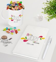 BK Gift Kişiye Özel 2023 Bu Yılda Hep Gülümse Beyaz Defter Kalem Kupa ve Haribo Şeker Hediye Seti-1