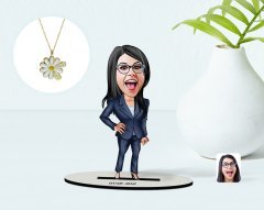 Kişiye Özel Kadın Patron Karikatürlü 3D Ahşap Biblo ve İsimli Tarihli Papatya Kolye Seti-4