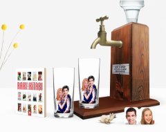 Kişiye Özel Renkli Baskılı Sevgililer Karikatürlü İkili Rakı Bardağı Ahşap Rakı Standı ve Cep Kitabı Hediye Seti-36