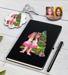 Kişiye Özel Yeni Yıl Kız Kardeşler Karikatürlü Siyah Defter Kalem ve Anahtarlık Hediye Seti-1