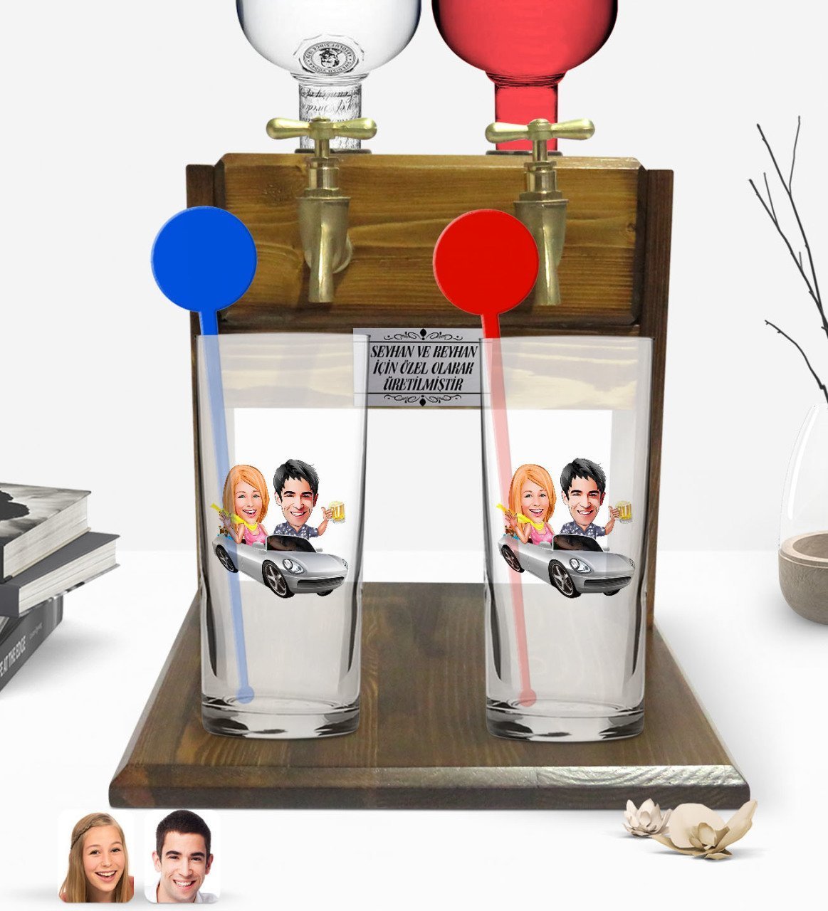 Kişiye Özel Renkli Baskılı Sevgililer Karikatürlü İkili Vodka Bardağı ve Çift Musluklu Doğal Ahşap Vodka Standı-53
