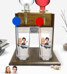 Kişiye Özel Renkli Baskılı Sevgililer Karikatürlü İkili Vodka Bardağı ve Çift Musluklu Doğal Ahşap Vodka Standı-53
