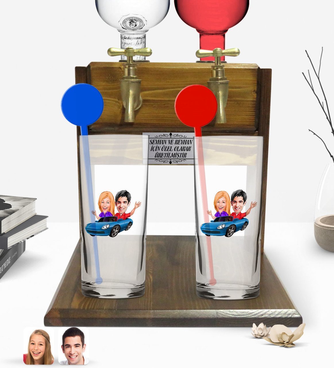 Kişiye Özel Renkli Baskılı Sevgililer Karikatürlü İkili Vodka Bardağı ve Çift Musluklu Doğal Ahşap Vodka Standı-52
