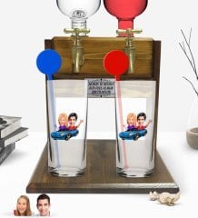 Kişiye Özel Renkli Baskılı Sevgililer Karikatürlü İkili Vodka Bardağı ve Çift Musluklu Doğal Ahşap Vodka Standı-52