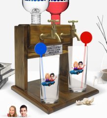 Kişiye Özel Renkli Baskılı Sevgililer Karikatürlü İkili Vodka Bardağı ve Çift Musluklu Doğal Ahşap Vodka Standı-52