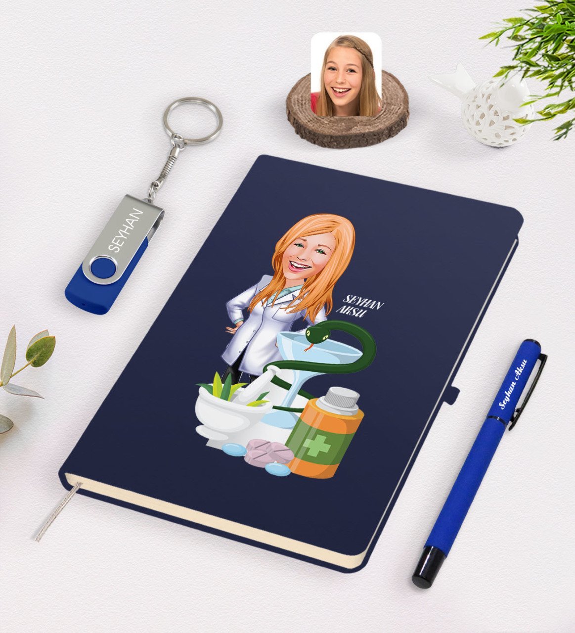 Kişiye Özel Kadın Eczacı Karikatürlü Lacivert Defter Kalem 32gb USB Bellek Hediye Seti-2