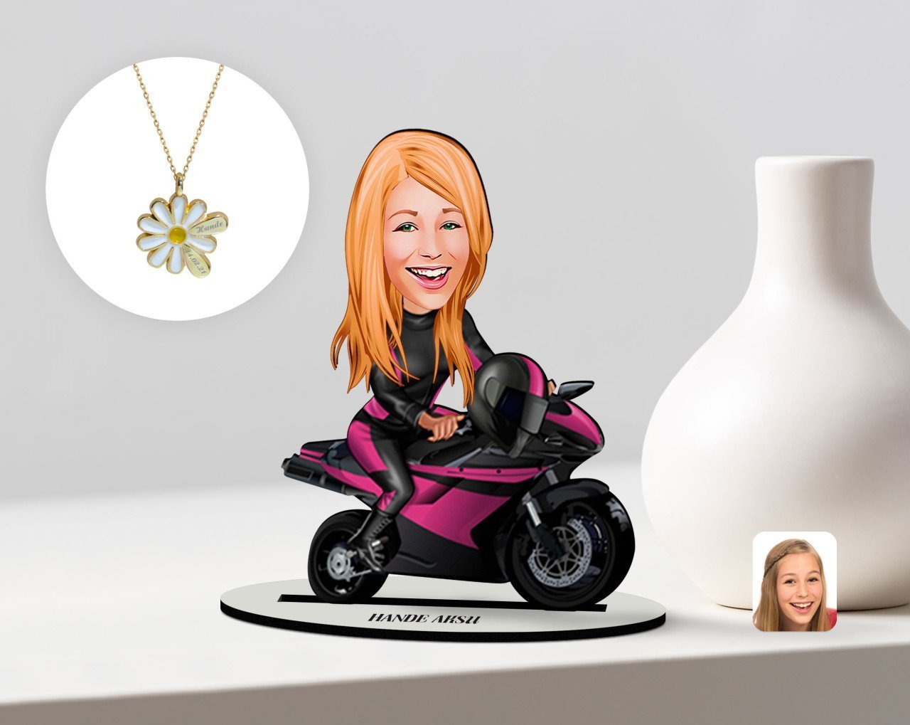 Kişiye Özel Kadın Motorcu Karikatürlü 3D Ahşap Biblo ve İsimli Tarihli Papatya Kolye Seti