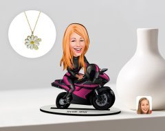 Kişiye Özel Kadın Motorcu Karikatürlü 3D Ahşap Biblo ve İsimli Tarihli Papatya Kolye Seti
