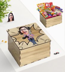 Kişiye Özel Ahşap Kutuda Bayan Profesyonel Fotoğrafçı Karikatürlü Nostaljik Lezzetler Hediye Seti