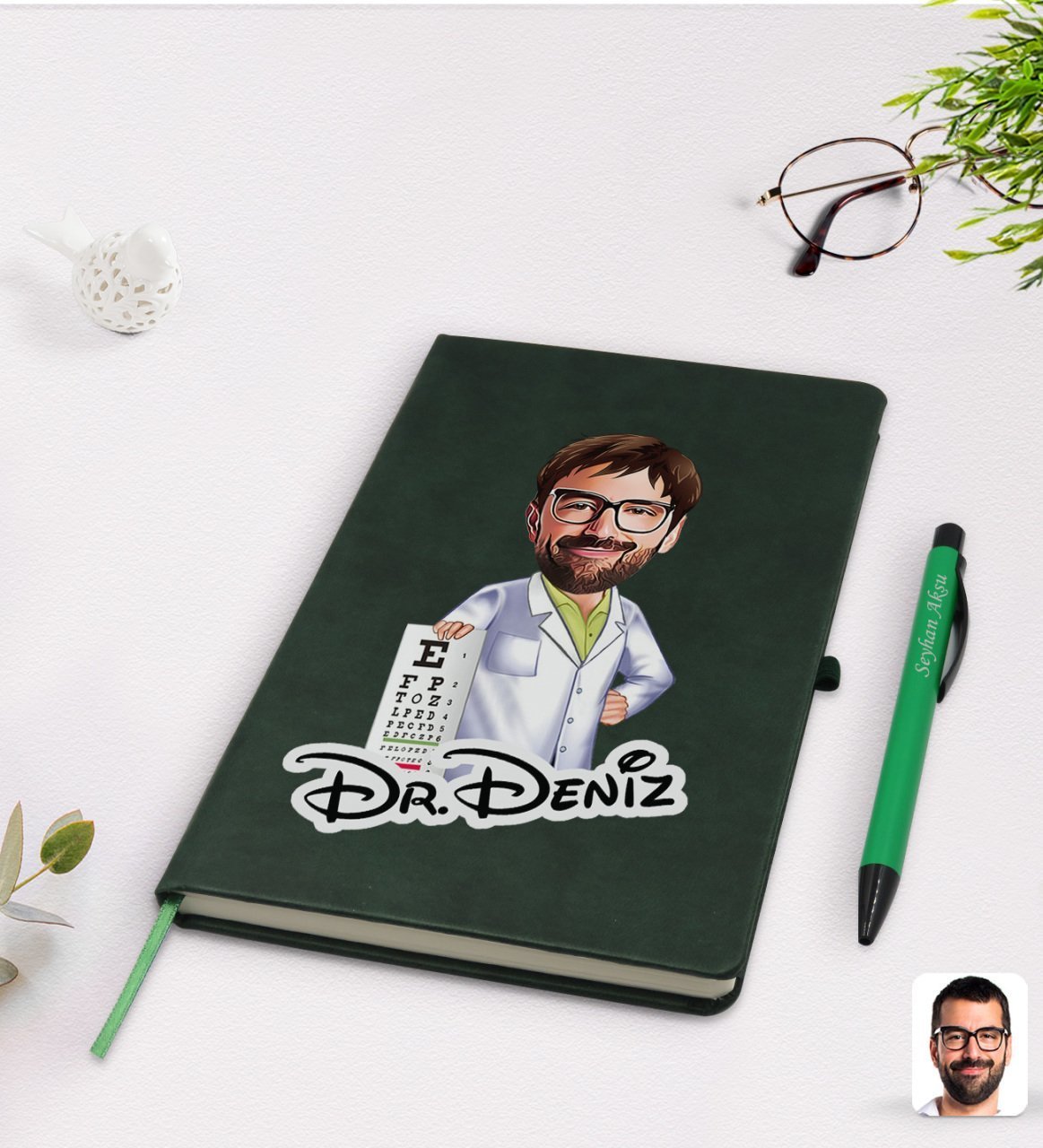 Kişiye Özel Erkek Göz Doktoru Karikatürlü Yeşil Termo Deri Defter Kalem Seti Model 1