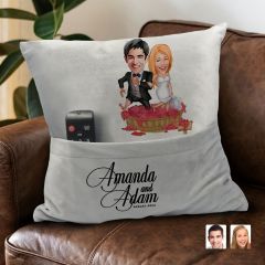 BK Gift Kişiye Özel Evleniyoruz Karikatür Tasarımlı Organizer Kumanda ve Atıştırmalık Cepli Gri Kırlent Yastık-10 Arkadaşa Hediye, Cepli Yastık