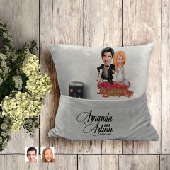 BK Gift Kişiye Özel Evleniyoruz Karikatür Tasarımlı Organizer Kumanda ve Atıştırmalık Cepli Gri Kırlent Yastık-10 Arkadaşa Hediye, Cepli Yastık