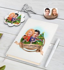 Kişiye Özel Yılın En Mükemmel Çifti Karikatürlü Beyaz Defter Kalem ve Anahtarlık Hediye Seti-64