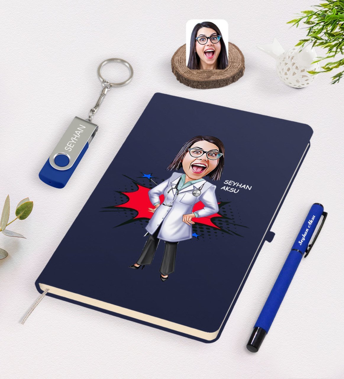 Kişiye Özel Kadın Doktor Karikatürlü Lacivert Defter Kalem 32gb USB Bellek Hediye Seti-1