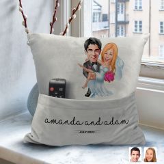 BK Gift Kişiye Özel Evleniyoruz Karikatür Tasarımlı Organizer Kumanda ve Atıştırmalık Cepli Gri Kırlent Yastık-9 Arkadaşa Hediye, Cepli Yastık