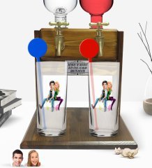 Kişiye Özel Renkli Baskılı Sevgililer Karikatürlü İkili Vodka Bardağı ve Çift Musluklu Doğal Ahşap Vodka Standı-35