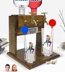 Kişiye Özel Renkli Baskılı Sevgililer Karikatürlü İkili Vodka Bardağı ve Çift Musluklu Doğal Ahşap Vodka Standı-35