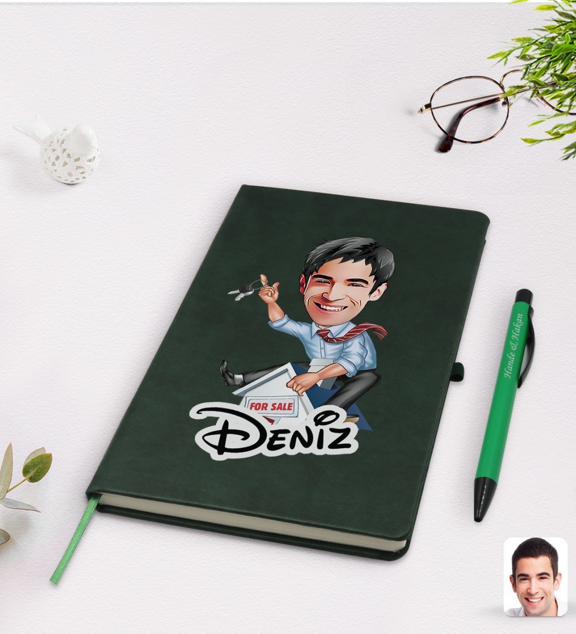 Kişiye Özel Erkek Emlakçı Karikatürlü Yeşil Termo Deri Defter Kalem Seti Model 1