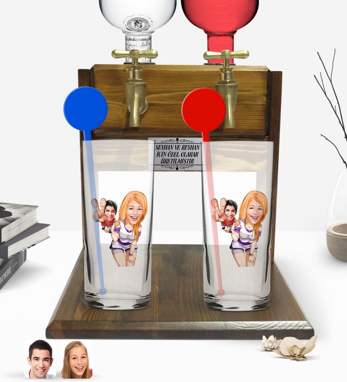 Kişiye Özel Renkli Baskılı Sevgililer Karikatürlü İkili Vodka Bardağı ve Çift Musluklu Doğal Ahşap Vodka Standı-30