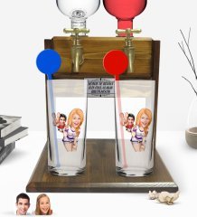 Kişiye Özel Renkli Baskılı Sevgililer Karikatürlü İkili Vodka Bardağı ve Çift Musluklu Doğal Ahşap Vodka Standı-30