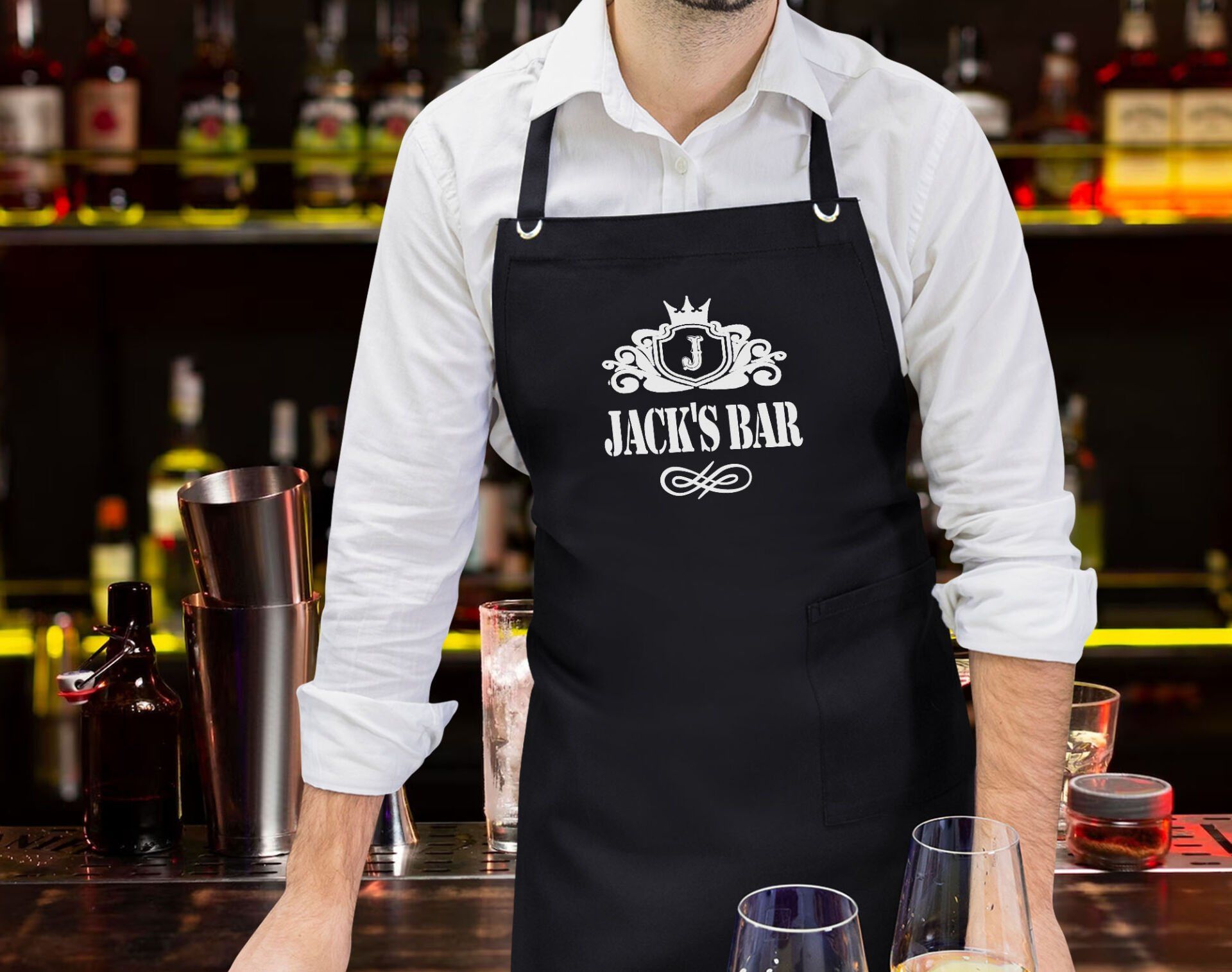 BK Gift Kişiye Özel İsimli Bar Tasarımlı Profesyonel Siyah Mutfak Önlüğü, Aşçı Önlüğü, Şef Önlüğü, Arkadaşa Hediye-1