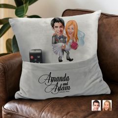 BK Gift Kişiye Özel Evleniyoruz Karikatür Tasarımlı Organizer Kumanda ve Atıştırmalık Cepli Gri Kırlent Yastık-7 Arkadaşa Hediye, Cepli Yastık