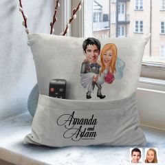 BK Gift Kişiye Özel Evleniyoruz Karikatür Tasarımlı Organizer Kumanda ve Atıştırmalık Cepli Gri Kırlent Yastık-7 Arkadaşa Hediye, Cepli Yastık