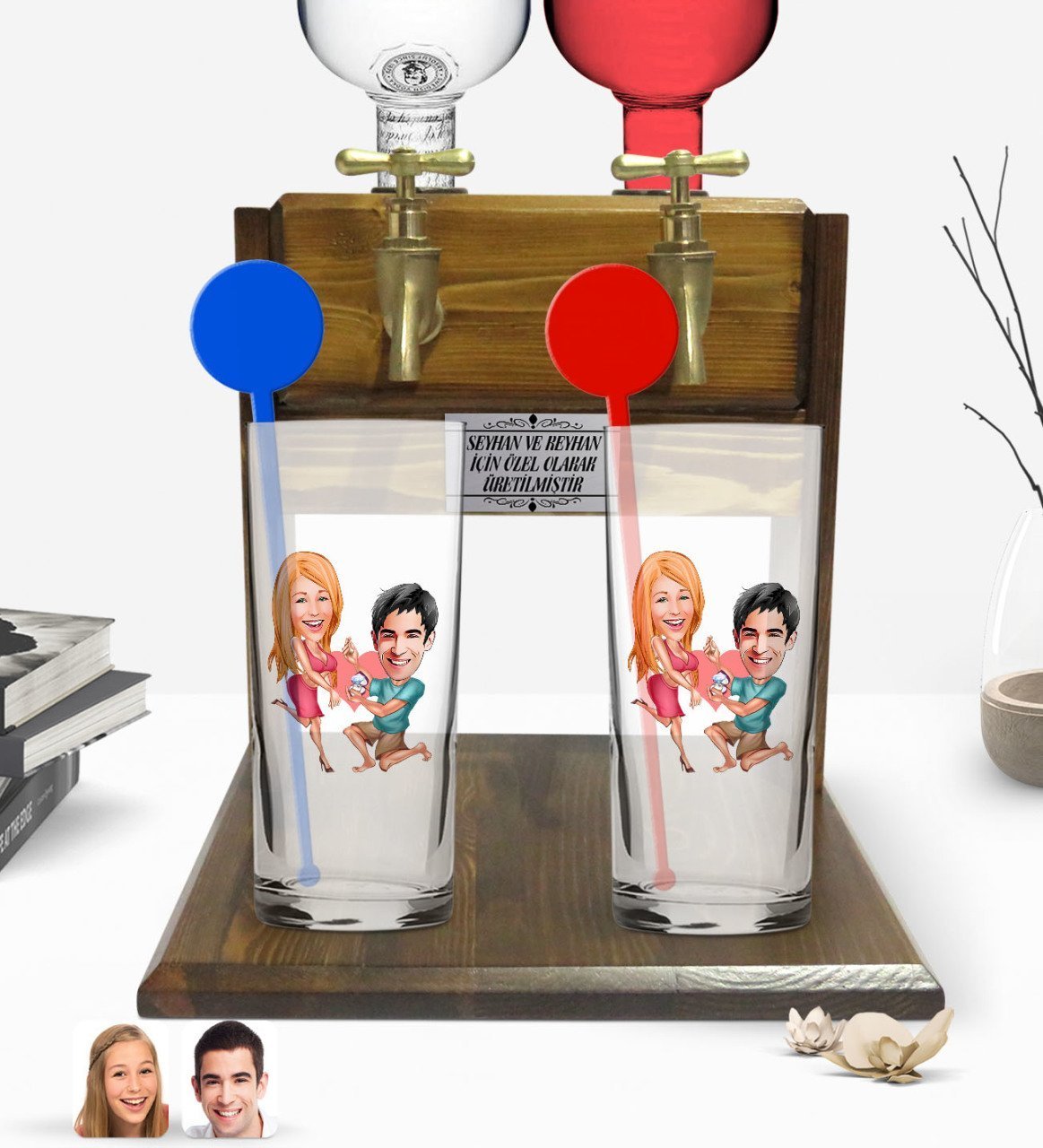 Kişiye Özel Renkli Baskılı Sevgililer Karikatürlü İkili Vodka Bardağı ve Çift Musluklu Doğal Ahşap Vodka Standı-19