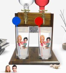 Kişiye Özel Renkli Baskılı Sevgililer Karikatürlü İkili Vodka Bardağı ve Çift Musluklu Doğal Ahşap Vodka Standı-19