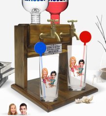 Kişiye Özel Renkli Baskılı Sevgililer Karikatürlü İkili Vodka Bardağı ve Çift Musluklu Doğal Ahşap Vodka Standı-19