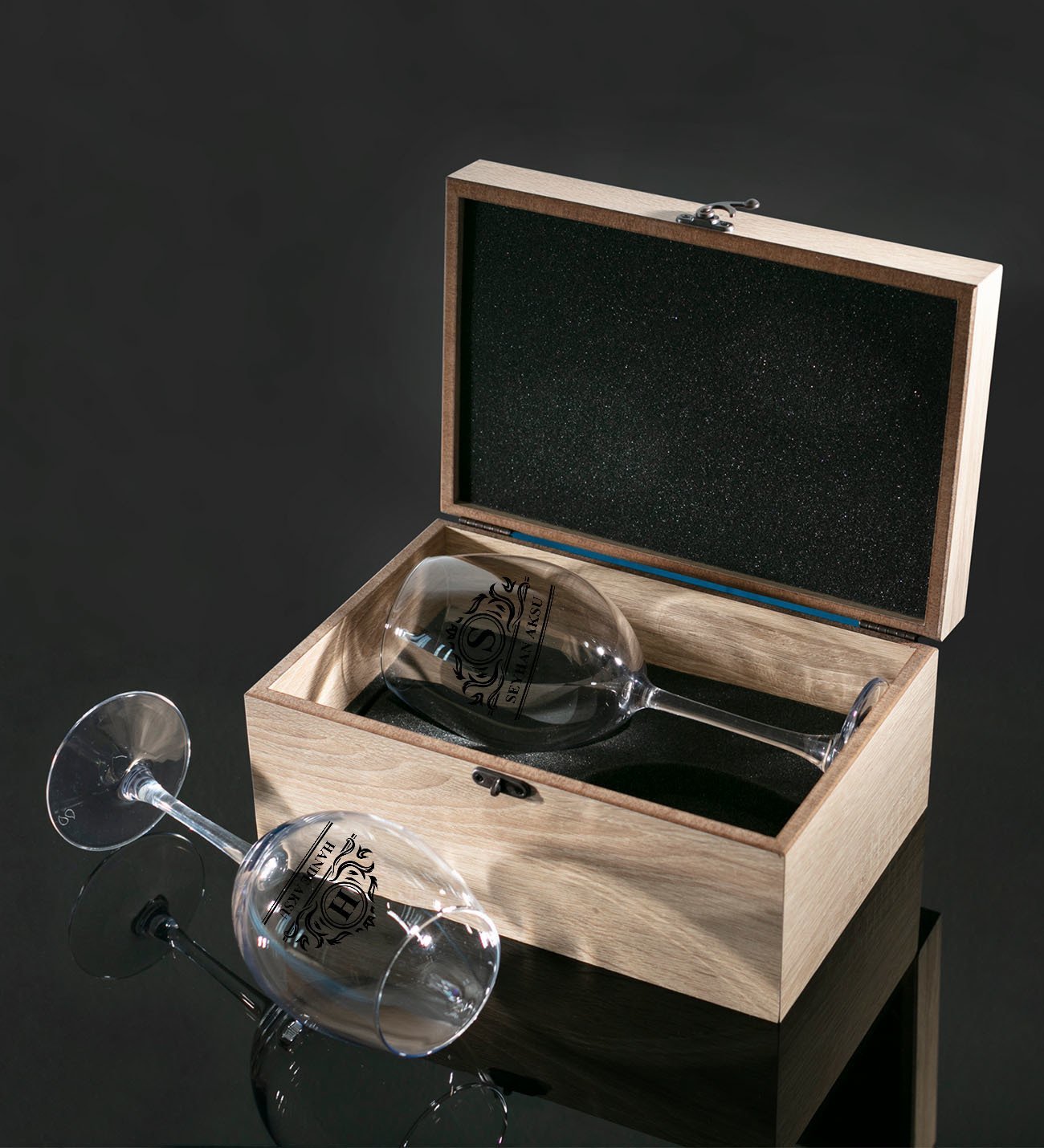 Kişiye Özel Ahşap Kutuda İsimli İkili Şarap Kadehi Hediye Seti Model 12