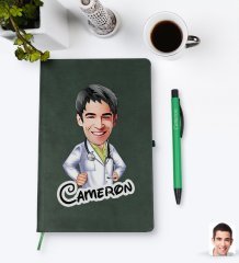 Kişiye Özel Erkek Doktor Karikatürlü Yeşil Termo Deri Defter Kalem Seti Model 1
