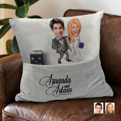 BK Gift Kişiye Özel Evleniyoruz Karikatür Tasarımlı Organizer Kumanda ve Atıştırmalık Cepli Gri Kırlent Yastık-6 Arkadaşa Hediye, Cepli Yastık