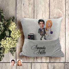 BK Gift Kişiye Özel Evleniyoruz Karikatür Tasarımlı Organizer Kumanda ve Atıştırmalık Cepli Gri Kırlent Yastık-6 Arkadaşa Hediye, Cepli Yastık