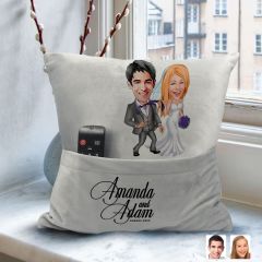 BK Gift Kişiye Özel Evleniyoruz Karikatür Tasarımlı Organizer Kumanda ve Atıştırmalık Cepli Gri Kırlent Yastık-6 Arkadaşa Hediye, Cepli Yastık