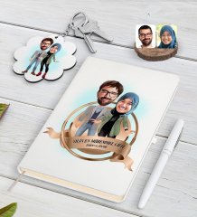 Kişiye Özel Yılın En Mükemmel Çifti Karikatürlü Beyaz Defter Kalem ve Anahtarlık Hediye Seti-60