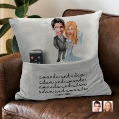 BK Gift Kişiye Özel Evleniyoruz Karikatür Tasarımlı Organizer Kumanda ve Atıştırmalık Cepli Gri Kırlent Yastık-5 Arkadaşa Hediye, Cepli Yastık